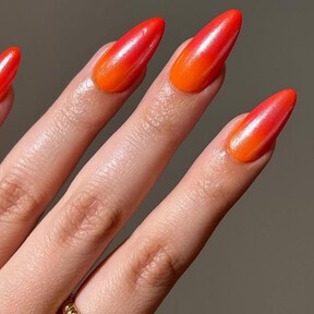 Seis manicuras en tonos naranjas que recuerdan a un delicioso cóctel Aperol Spritz bajo el sol                                           