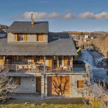 Adiós a las rejas de los balcones: esta es la nueva tendencia de cara a 2026 que brinda diseño, amplitud y luminosidad al balcón