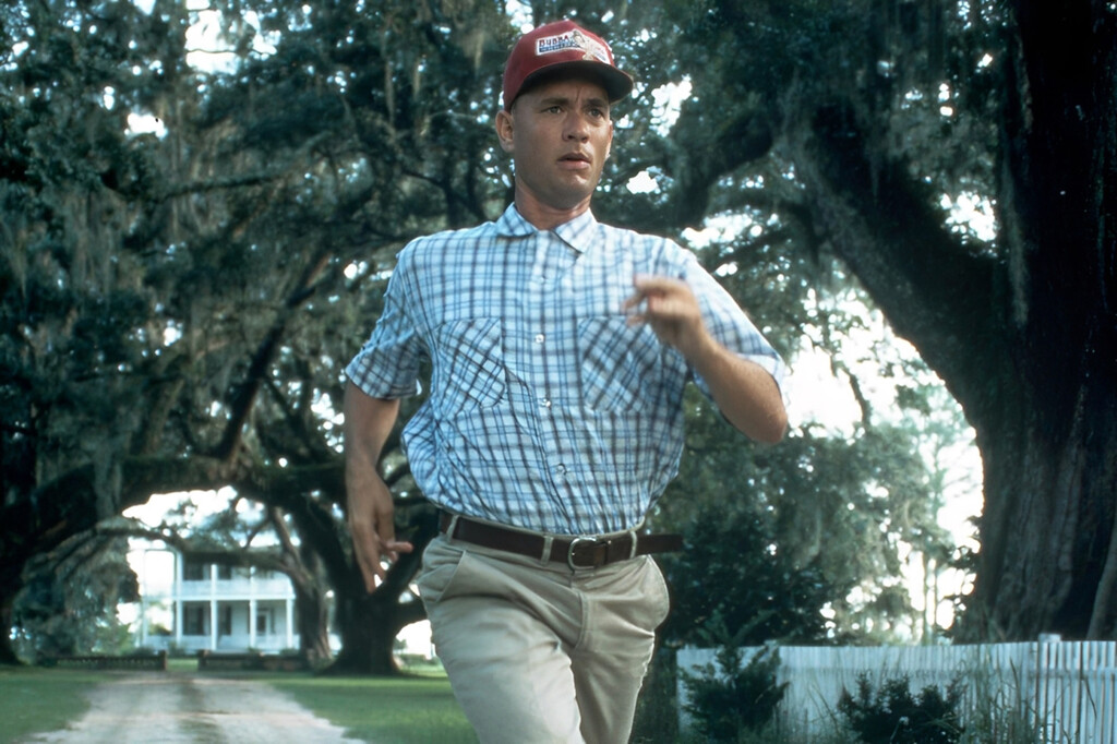 "Nos rebajamos el sueldo y la pagamos nosotros mismos": Tom Hanks confiesa que una mítica escena de 'Forrest Gump' casi fue eliminada de la película 