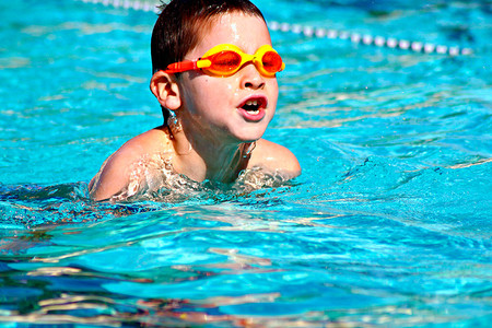¿Cómo se desarrollará tu hijo según el estilo de natación que practique?