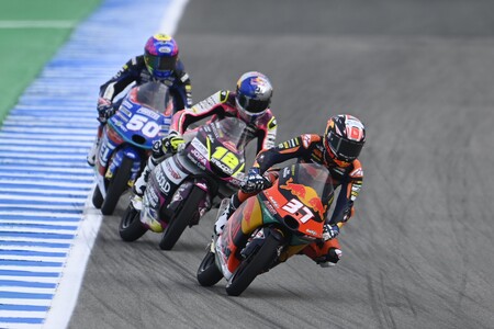 Pedro Acosta entra en la leyenda: gana en Jerez con un recital de adelantamientos y es más líder de Moto3