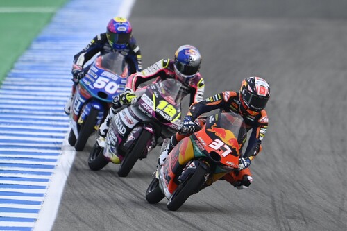 Pedro Acosta entra en la leyenda: gana en Jerez con un recital de adelantamientos y es más líder de Moto3