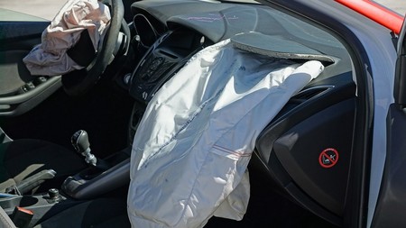 Takata, arruinada, ultima su venta milmillonaria mientras Mitsubishi repite una llamada a revisión