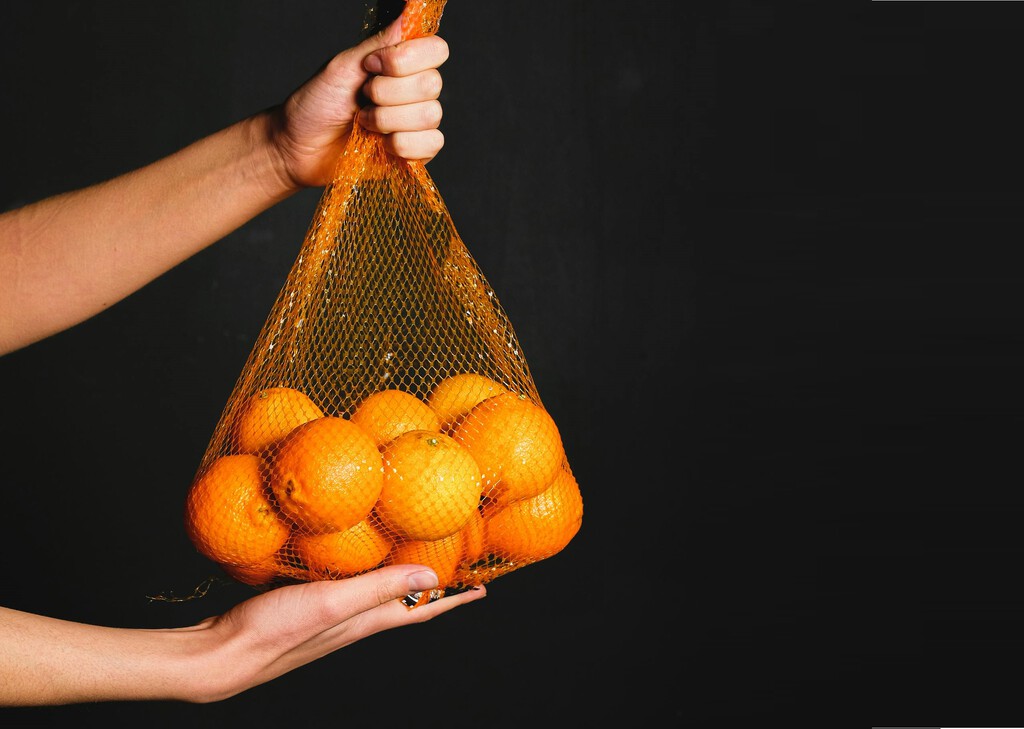 El color rojo de la red no es casualidad: hay un motivo por el que las naranjas se venden así. Y tiene que ver con una ilusión