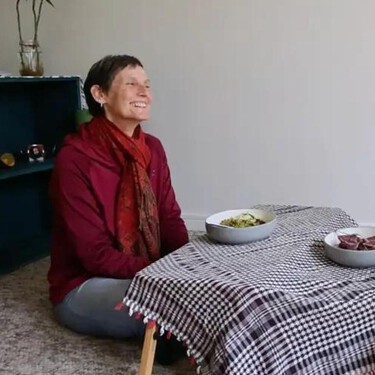 La curiosa forma de ahorrar de una pareja de 57 y 60 años: "Vivimos sin muebles y hemos notado mejoría física"