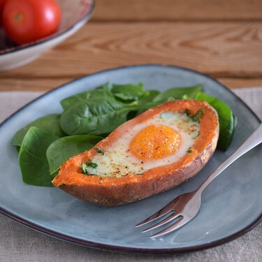La receta perfecta para cenar rico y sano en otoño se hace con boniato, huevo y cualquier sobra que tengas por la nevera 