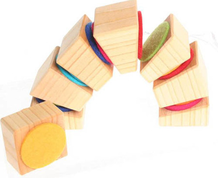 Bloques de madera unidos con fieltro