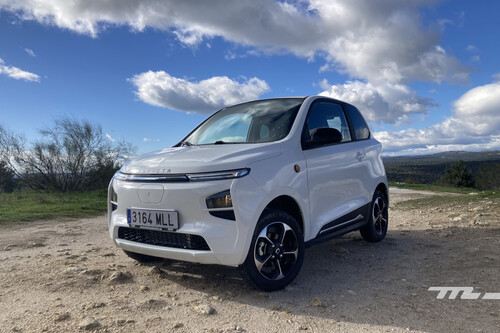 Conducimos un coche eléctrico en miniatura que cuesta 16.000 euros y es apto para el inminente carnet B1