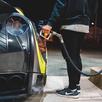 La última jugada de Rusia y Arabia Saudí afectará a los conductores: se han aliado para ahogar aún más la oferta de petróleo