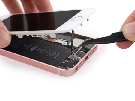 Ya está aquí: el iPhone SE pasa por el quirófano de iFixit