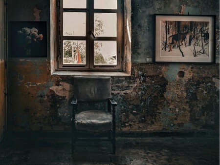 Un salón con pintura desconchada.