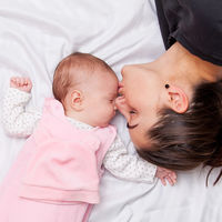 Tu piel y la de tu bebé no son iguales: conócelas y aprende a cuidar la de tu peque