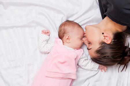 Tu piel y la de tu bebé no son iguales: conócelas y aprende a cuidar la de tu peque
