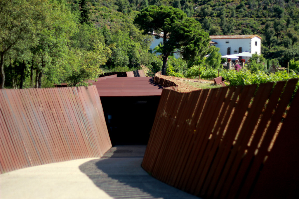 Enoturismo y placer: la bodega subterránea de Bell-Lloc y su hotel con encanto 