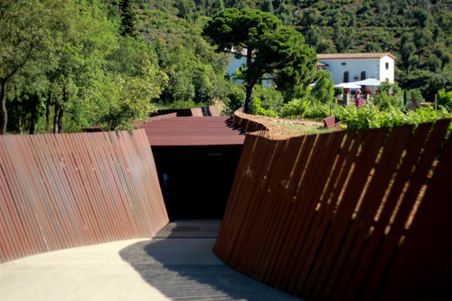 Enoturismo y placer: la bodega subterránea de Bell-Lloc y su hotel con encanto 
