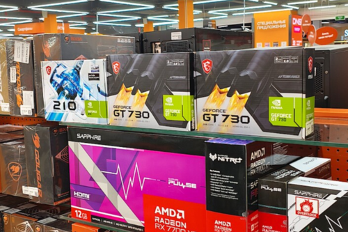 Além de placas de vídeo bastante atuais e rápidas, como a RX 7700 XT e a RTX 5070, também há modelos muito antigos e lentos, como a Geforce 210 e a Geforce GT 730, nesta loja