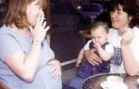 Embarazadas que fuman aumentan la tensión arterial de su bebé