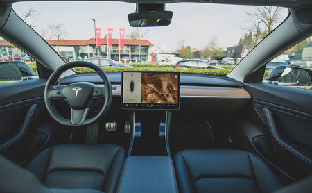 Si dominas Python y C/C++, Elon Musk puede tener un trabajo para ti en Tesla
