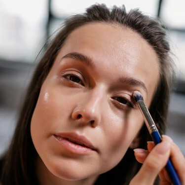 Adiós al eyeliner tradicional: este es el truco para agrandar tu mirada si tienes los ojos marrones 