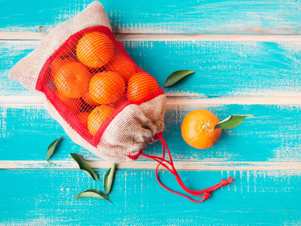 El arma secreta con el que te venden más naranjas en el súper: esta es la razón por la que las mallas son rojas