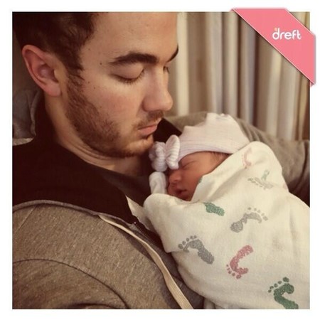 Ya iba siendo hora de ver a Kevin Jonas lucir paternidad