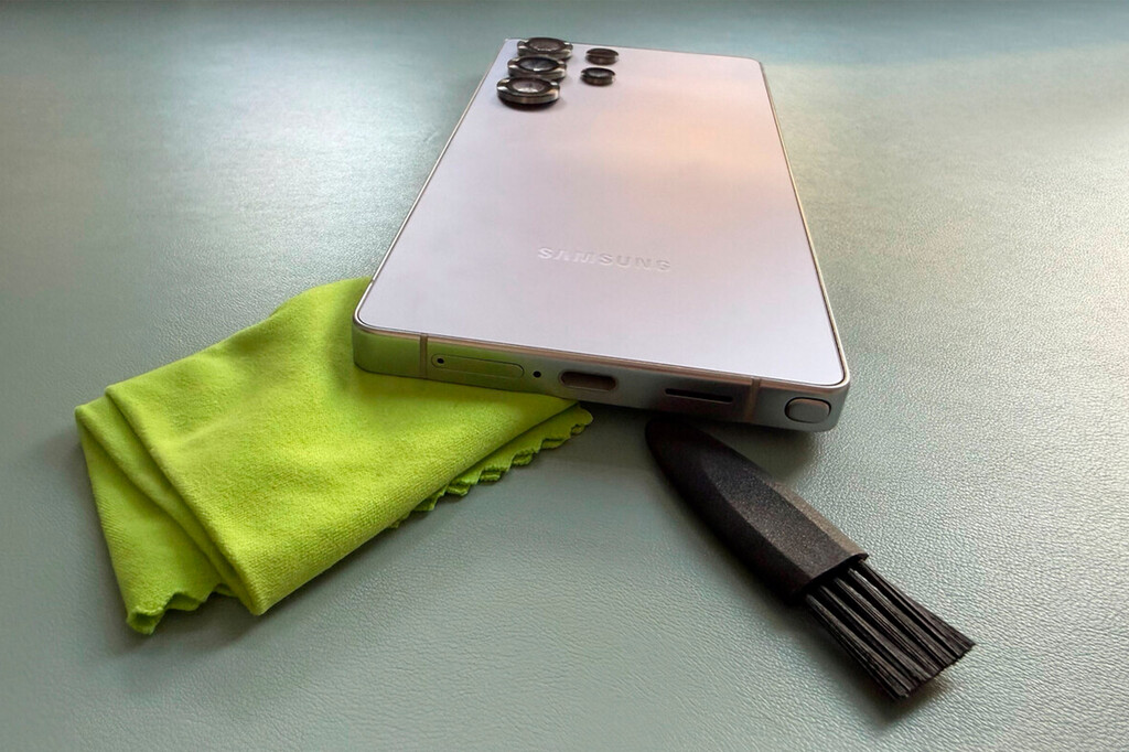 Limpiar el puerto USB-C del móvil: los métodos más seguros que usan en los SAT para quitar la pelusa sin cargarse los pines de carga