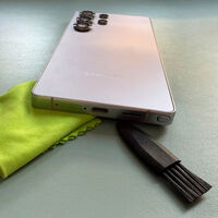 Limpiar el puerto USB-C del móvil: los métodos más seguros que usan en los SAT para quitar la pelusa sin cargarse los pines de carga 