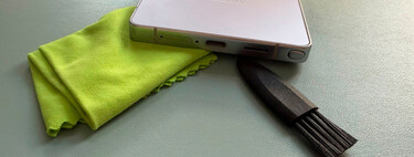 Limpiar el puerto USB-C del móvil: los métodos más seguros que usan en los SAT para quitar la pelusa sin cargarse los pines de carga 