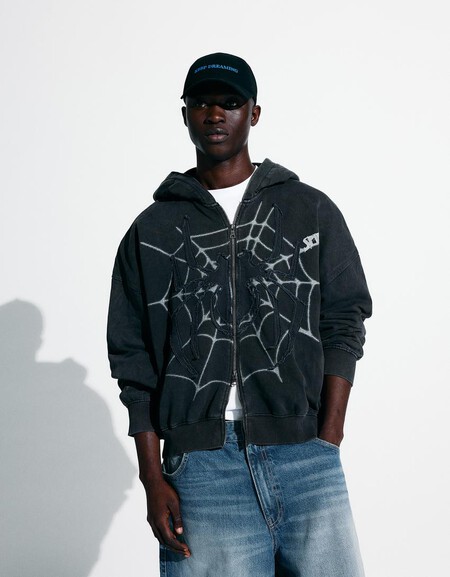 La Sudadera Inspirada En Spiderman Que Ha Arrasado En Bershka Regresara Nuevamente Y Los Chicos Mas Pijos Prometen Agotarla Pronto