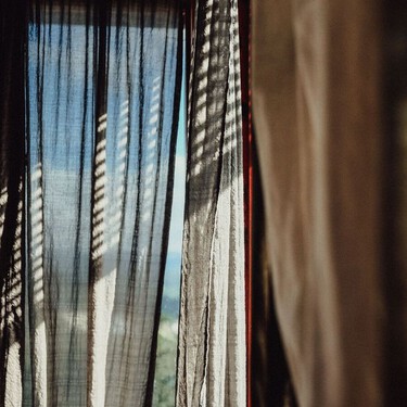 Los expertos están de acuerdo: abrir las ventanas de noche y cerrarlas de día puede no ser la mejor estrategia frente al calor 