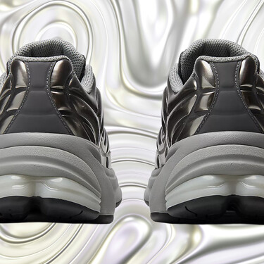 New Balance tiene las zapatillas que parecen titanio líquido y que son pura nostalgia del futuro para los amantes de los looks Y2K