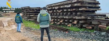 Se supone que trabajaban para mejorar este tramo tren de Castellón, pero se llevaron una estupenda "paga extra" robando toneladas de vía y cable