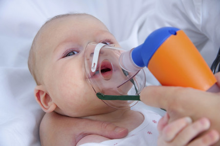 Los pediatras advierten del peligro para los niños si coinciden en otoño la gripe y la segunda oleada de la Covid-19