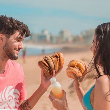 Los españoles no recortan vacaciones tras perder poder adquisitivo, pero sí reducen el gasto: “Me como un bocadillo en la playa en vez de gastar en un restaurante” 