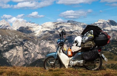 ¿Héroe o loco? Un coreano se cruza medio mundo en su Honda Cub para rodar en Nurburgring