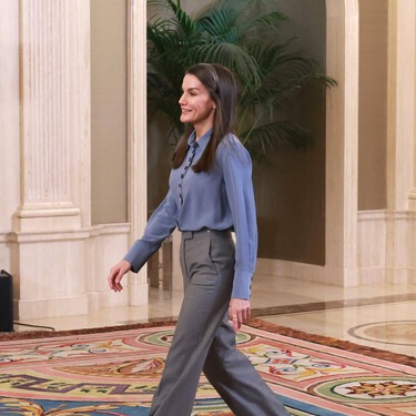 Vuelven los zapatos de tiras en primavera 2026 para completar los looks más elegantes, palabra de la reina Letizia 