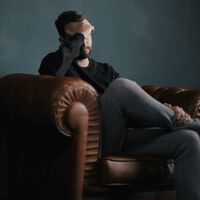 Una encuesta revela que el miedo a la IA y los despidos llevan a los ejecutivos tecnológicos a consumir drogas, beber alcohol y sufrir estrés 