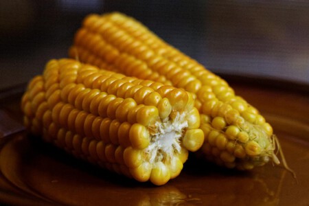 Cómo cocinar mazorcas de maíz en menos de tres minutos, usando el microondas