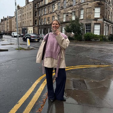 Las nuevas Nike en color vino que son las favoritas para llevar con bikers de cuero y gabardinas