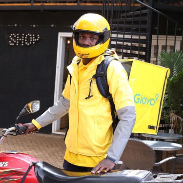 Glovo se enfrenta a una nueva multa de 847.640 euros, esta vez por emplear a extranjeros sin permiso de trabajo 