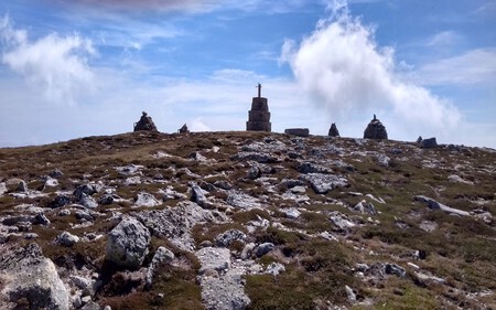 Las Tres Torres De La Cima De Valdecebollas
