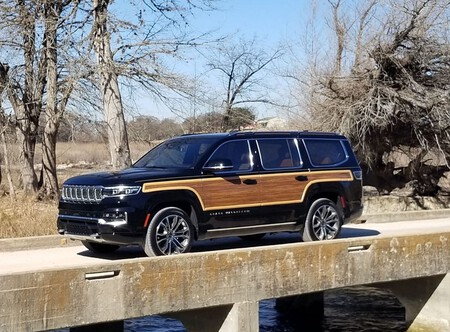 Jeep Grand Wagoneer regresa a sus orígenes y vuelve a incorporar los paneles de madera como el modelo clásico