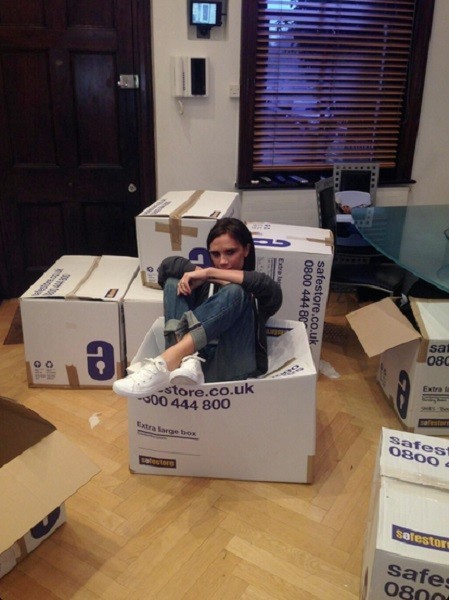 Victoria Beckham sigue haciendo hueco en el armario, ¡y si es para Cruz Roja mejor!