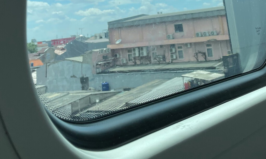 Los cientos de puntos negros en cristales de trenes y coches no son un capricho: son un escudo llamado 'frits' 