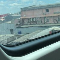 El parabrisas de tu coche tiene cientos de pequeños puntos negros. No es decoración, es tecnología para salvarnos la vida