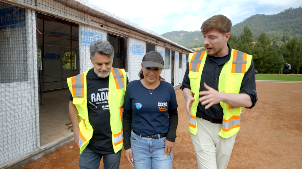 El invitado inesperado del nuevo video de MrBeast construyendo escuelas en México no es Eugenio Derbez, es Televisa