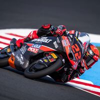 David Almansa doblega a Máximo Quiles en Japón para negarle la primera bola de campeonato en Moto3 