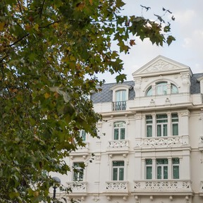 El pueblo de Cantabria que vive congelado en la "belle époque": un balneario de ensueño y más palacios que personas