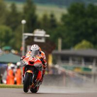 Marc Márquez sufre una fractura en el pulgar de su mano después de su quinta caída en el Warm-Up de MotoGP 
