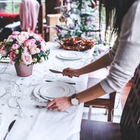 Cuando los adolescentes ponen pegas a ir a las comidas familiares: cómo negociar con ellos con respeto y empatía 
